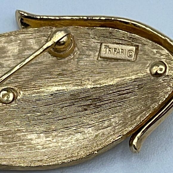 Vintage Crown Trifari textured gold leaf brooch - Picture 3 of 6
